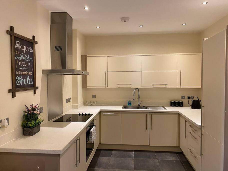 The Waterfront Suite Southport Bagian luar foto